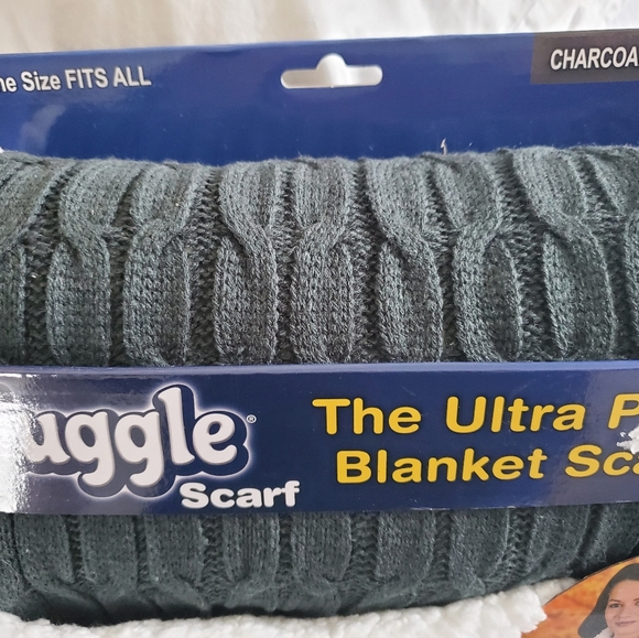 Huggable🧣❄️☃️ - Picture 2 of 7